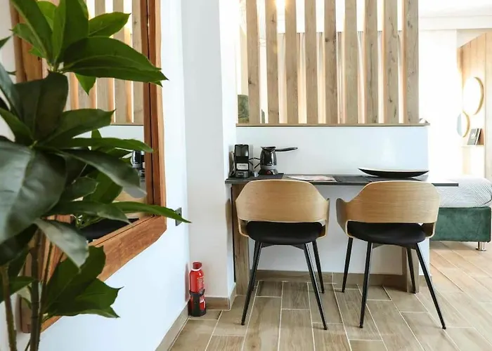 Plaza Elegant Center *